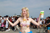 近日，3000名纽约市民在科尼岛参加第28届年度美人鱼大游行。俊男靓女们纷纷cosplay，来到海滩边。热情的姑娘，高举着“FREE HUGS”的招牌，向大家敞开怀抱。
