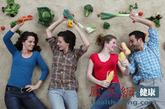 蔬果吃得少。由着性子吃一是会造成肥胖，近年来研究表明，肥胖和乳腺癌、前列腺癌等多种癌症有关。二是蔬菜水果含有很多膳食纤维，它们能促进肠道蠕动，带走有害物质。老不吃蔬菜水果，会增加患结肠癌风险。三是导致缺乏维生素。研究显示，不吃胡萝卜的人比大量食用胡萝卜的人，因为缺少β—胡萝卜素，肺癌发病率要高7倍；缺乏维生素A，患肺癌、胃癌的可能性很大；叶酸与维生素B2缺乏，是食管癌高发的重要原因。专家指出，要保证身体需要，每天应吃400克以上蔬菜，吃肉不要超过75克，体积相当于一副扑克牌。
