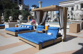 岸边有许多这样的床榻供客人休息使用。