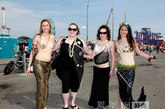 近日，3000名纽约市民在科尼岛参加第28届年度美人鱼大游行。俊男靓女们纷纷cosplay，来到海滩边。热情的姑娘，高举着“FREE HUGS”的招牌，向大家敞开怀抱。