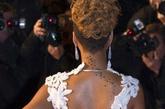    Rihanna（蕾哈娜）在戛纳举办的NRJ的音乐颁奖礼上以JeanPaulGaultier白色蕾丝席地长裙出现，镂空的白色印花蕾丝和具有东方元素的侧边高叉设计，让她的造型又一次得到大家的认可。
