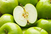 止腹泻：苹果中果胶多于其他水果，有助于平衡肠道菌群，防治腹泻。建议：腹泻时，可每隔几小时吃个苹果。最好将苹果煮熟，以软化纤维素，缓解肠道蠕动。
