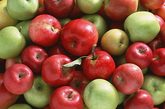 防止骨质疏松症：法国一项研究发现，只有苹果中才有的复合物根皮甙可减少和炎症相关的骨质流失。另外，苹果中的植物激素和微量元素硼有助于恢复雌激素水平，降低骨质疏松症风险。建议：从年轻时就开始多吃苹果。
