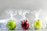 防牙病：苹果中单宁酸有助于防止牙周病。吃苹果还有固牙洁齿的作用。建议：每天吃一个苹果。
