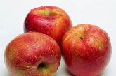 防哮喘：英国一项研究发现，成年人每周至少吃两个苹果，哮喘危险可降低1/3。另一项研究发现，母亲孕期吃苹果，孩子5岁前哮喘危险显着降低。建议：苹果中的抗氧化剂主要在皮里，最好每天带皮吃一个苹果。
