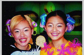 　2001年，Asos姐妹主持台湾综艺节目“我猜我猜我猜猜猜”时，拍下这一张在网络上流传甚广的照片，纷纷指证大小S姐妹整形。其实，当时的小S还没有接受牙齿矫正手术，大S也没有减肥成功。排除这些，我们也能发现，不适合自己的发型、眉形及过度夸张的妆容完全可以毁掉一个美人。
