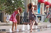 似乎俄罗斯的姑娘们都是热性体质，没到盛夏，姑娘们都涌上街头，在户外的喷泉广场、街头的水池里，开始了戏水之乐，“喷泉戏水”绝对是她们的最爱！
大家买来泡泡浴的精油，尽情的散在水池中，让街头的水池，变成超大的泡泡浴缸。俄罗斯的美女们尽情的展览着优美身姿，在夏季里成为避暑奇招！她们在喷泉池的波光淋漓中，忘情嬉戏。