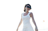 清一色的素白也很迷人，白色贴身小背心搭配高腰迷你裙，背心的纯棉质感与短裙的轮廓，勾勒出立体紧致的好身材。