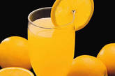 7、最好的果汁：橙汁。橙汁含有丰富的维生素和叶酸，而且孩子们都很喜欢它酸酸甜甜的味道。但是，橙汁不能和牛奶或其他含钙量比较高的果汁混合，这样很容易形成沉淀，宝宝不容易消化。而且每天宝宝喝橙汁的量要有一定的限度，大约30~50毫升比较合适，过多的橙汁会增加宝宝摄入的热量。（图片来源：资料图）

