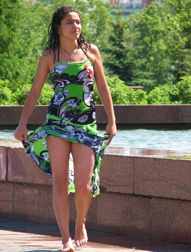喷泉池变泳池 俄罗斯美女们戏水“解暑”