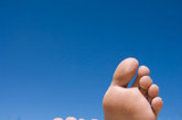 脚部疼痛难以走路

问题症结：未确诊的应力性骨折是脚部疼痛的普遍原因，经常表现为脚的侧面疼痛或脚掌疼痛。这通常是由骨质减少、营养不良，包括维生素D缺失、不易吸收钙或厌食症。

解决办法：有任何疼痛都要看脚病医生。（文/凤凰网健康综合，gettyimages供图）