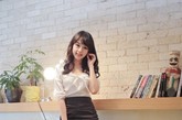 办公室OL总怪黑白套装太单调，选择这样花苞袖口+甜美蝴蝶结装饰的白衬衫，与一条皱褶丝质短裙，让正装也甜美起来。
