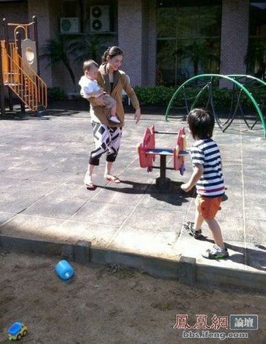 张柏芝带两儿子在公园开心玩耍(组图)