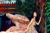 人气女星杨幂为《时尚芭莎》拍摄写真大片，杨幂相信只要心中拥有一个强的大愿望，你就是一个小宇宙，所有力量可以被吸引，成就你那个很穿越的梦想。