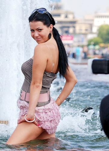 喷泉池变泳池 俄罗斯美女们戏水“解暑”
