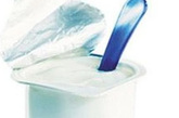 6、最好的甜点：酸奶。酸奶是钙的主要来源之一，而且它的热量很低，很适合宝宝。如果你自己制作酸奶，最好用配方奶做原料，这样不仅营养丰富，宝宝也比较容易消化。吃酸奶的时候给宝宝在里面加一小勺自己做的果酱，味道会更好。（图片来源：资料图）


