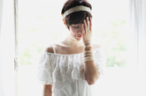 白色露肩连衣裙因为有了胸前的花边更加甜美，连吊带也设计成了花边的样式，加上一条腰带，简单不失线条。
