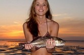 一说到钓鱼，很多人第一反应是渔民维持生计的手段，如果是身着比基尼的性感女郎钓鱼，会是一种什么样的情形呢？
