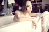“琼瑶女郎”张嘉倪在拍摄电视剧《倾城雪》之余，曝光了一组浴室梦幻性感大片，似幻似真，迷离性感，在流火的六月里掀起一股魅惑热浪。