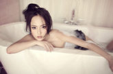 “琼瑶女郎”张嘉倪在拍摄电视剧《倾城雪》之余，曝光了一组浴室梦幻性感大片，似幻似真，迷离性感，在流火的六月里掀起一股魅惑热浪。