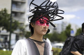 2011年6月23日，尚雯婕出席了Louis Vuitton 2012春夏男装发布会。尚雯婕头顶“鸟巢”的诡异发型，上面还插着几朵白花，身穿夸张蝙蝠衫大摆雷人POSE，造型堪比芙蓉不输Gaga。