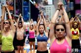 据英国《每日邮报》报道，当地时间6月21日，数千名瑜伽爱好者聚集美国纽约曼哈顿时报广场，举行 “喧嚣之上的心灵（Mind Over Madness ）”年度瑜伽盛会，庆祝这一年中最长的一天夏至的到来。这场盛会主题是“在世界上最喧闹的地方获得能量来找到宁静、实现超越”。