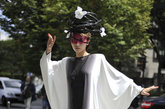 2011年6月23日，尚雯婕出席了Louis Vuitton 2012春夏男装发布会。尚雯婕头顶“鸟巢”的诡异发型，上面还插着几朵白花，身穿夸张蝙蝠衫大摆雷人POSE，造型堪比芙蓉不输Gaga。