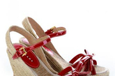 普拉达 (Prada)红色亮皮麻花编织Vernice坡跟凉鞋。
