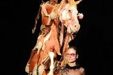 当地时间2011年6月22日，德国柏林上演了一场时尚与死亡的T台秀。设计师Eduard Howhannisjan将秀场搬到德国解剖学家冯-哈根斯博士举办的人体塑化标本展“Body Worlds”举行。正常秀以人类、动物的尸体标本为背景，让最新时装穿梭在标本之间。

很多人都想知道马头内部将呈现出怎样一副模样，但普通人很难有这样的机会。巩特尔-冯-哈根斯被称为“死亡博士”，他不仅对类似的问题充满好奇，同时还以一种令人吃惊的方式呈现答案。这位德国解剖学家因举办人体塑化标本展“Body Worlds”备受争议，现在又举办动物塑化标本展“动物标本世界”(Body Worlds of Animals)，展现其在制作标本道路上取得的最新成果。如今，与这些标本更是成为了时尚灵感，来自美国设计师Edward Howhannisjan为了更好的展现自己的时装，让模特与人体标本一起同台献艺。


