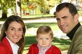 西班牙小公主——莱昂诺尔 2005年10月31日凌晨2时许，王储妃莱蒂齐娅·奥尔蒂斯在马德里北部的一家私人产科诊所分娩，产下一名女婴。现在，她在王位继承人的“排行榜”上位列第二，仅次于自己的父亲费利佩王储。根据西班牙宪法规定，王室的女性继承人只有在没有兄弟的情况下才能继承王位。而王室的男性长子，即使在有姐姐的情况下，仍然可以自动拥有王位继承权。所以，如果王储夫妇今后再生儿子的话，莱昂诺尔小公主的王位继承排名将顺次下降。(资料图)