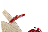普拉达 (Prada)红色亮皮麻花编织Vernice坡跟凉鞋。
