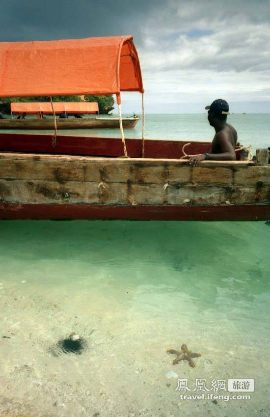 从坦桑尼亚到桑给巴尔岛 一个个岛屿好似蓝宝石