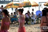近日，一场财富英雄相亲会在武汉东湖沙滩浴场激情上演。经过前一段名媛展示活动的严酷角逐，这次出席的60名佳丽，个个身着火热风情的比基尼，大方展示健康美丽的体型，令现场的富豪们心动不已。 
