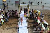 近日，一场财富英雄相亲会在武汉东湖沙滩浴场激情上演。经过前一段名媛展示活动的严酷角逐，这次出席的60名佳丽，个个身着火热风情的比基尼，大方展示健康美丽的体型，令现场的富豪们心动不已。 
