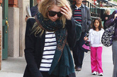 Mary-Kate Olsen这条围巾搭配得非常失败，本来西装打扮就已经很沉闷老气了，还配了一条颜色这么深的围巾更显得整体缺少亮点。 

