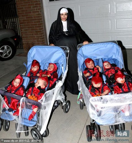 八胞胎妈妈拒拍成人片 带14个孩子上街够壮观