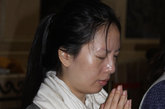 好耶总经理胡欢虔诚祈福（图片来源：凤凰网华人佛教）