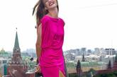 “新金刚女”罗茜·汉丁顿-惠特莉(图)身穿Michael Kors 2011秋季桃红色缎面礼服亮相《变形金刚3》在莫斯科的发布会。高开叉的设计让她隐约露出了细长的美腿。