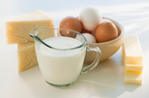 忌加糖煮

不少人在煮牛奶时就把糖加进去，以为这样能使糖尽快溶化，殊不知加热时放糖是很不科学的做法。因为牛奶中含有赖氨酸，白糖中含有果糖，这两种物质在高温下会形成结合物——果糖基赖氨酸。该物质不能被人体消化吸收，破坏了蛋白质的营养价值，更糟糕的是它还可能对人体具有一定的毒性，所以，牛奶加热时千万不要放糖。若想喝加糖牛奶，可以在牛奶稍凉后再加糖。

