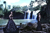 Twins为纪念10周年再聚首，黑色拖地长裙演绎唯美复古风。
