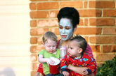 苏尔曼敷好面膜夹着两个宝贝取报纸，倒垃圾。苏尔曼不仅要当一个八胞胎的妈妈，还要当一个漂亮的妈妈。图：2009年时拍摄