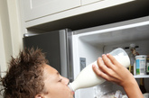 忌用牛奶送服药品

牛奶及其奶制品中，均含有许多钙、铁等离子，一般每升鲜牛奶中，含钙1300毫克，铁0.4毫克。这些离子和某些药物(如四环素类等)能生成稳定的结合物或难溶性的盐，使药物难以被胃肠道吸收，有些药物甚至被这些离子所破坏。如果用牛奶送服此类药物，就会大大降低药物在血液中的浓度，影响治疗效果。所以，药品不宜用牛奶送服。食用牛奶及其制品，应与服药时间相隔一个半小时为宜。

