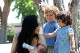 图：苏尔曼在公园和14个孩子。这是2009年的时候，八胞胎还是婴儿期。