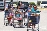 近日美国洛杉矶，八胞胎母亲纳迪娅-苏尔曼携14个孩子出街，稍大的哥哥姐姐用购物车推着弟弟妹妹前行，热闹非凡，场面十分壮观。