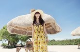 黄色蜂巢图案长款连衣裙，鲜艳的颜色非常配合炎炎的夏日风情，穿上它，你一定是沙滩上的焦点，谋杀不少摄影师的菲林，搭配天然颜色的草帽，尽显夏威夷风情！