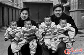 1994年2月14日，四胞胎1岁全家合影。