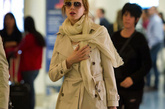    Nicole Kidman整体采用了同一个色调的服饰，用不同的长短和质感来展现层次感，奶白色的围巾和整体更加和谐一致，还能帮她在遭遇狗仔偷拍时来遮挡自己的脸庞。 

