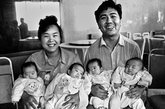 2010年12月16日，17岁的中国山东济南的四胞胎孙长宇 、孙长峰、孙长岭、孙长涛穿上军装，告别亲人，开始了军旅生活。这是摄影记者从1993年至2010年的17年间，用镜头记录下四胞胎每年生日的全家合影，从中看到这个最具代表性的中国特殊家庭成长的过程。图为1993年5月24日，四胞胎百日全家合影。(图片来源：光明网)