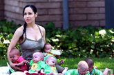 纳迪娅-苏尔曼是全世界都在关注的一位母亲。她33岁，单身，失业，在2009年1月26日依靠人工授精，产下美国历史上惟一全部存活的8胞胎，6个男孩，2个女孩。这一事件曾轰动美国。