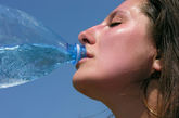咳嗽

要这样喝哟：多喝热水。

遇到咳嗽、有痰这样的症状，很多人都感到憋气、难受，痰液难于咳出。这时候有什么好的办法来缓解呢？就是要多水，而且还要多喝热水。

首先，热水可以起到稀释痰液，使痰易于咳出的作用；其次，饮水的增多增加了尿量，可以促进有害物质的迅速排泄；另外呢，还可以抚慰气管与支气管黏膜的充血和水肿，使咳嗽的频率降低。这样的话，人就会感到舒服通畅很多。

